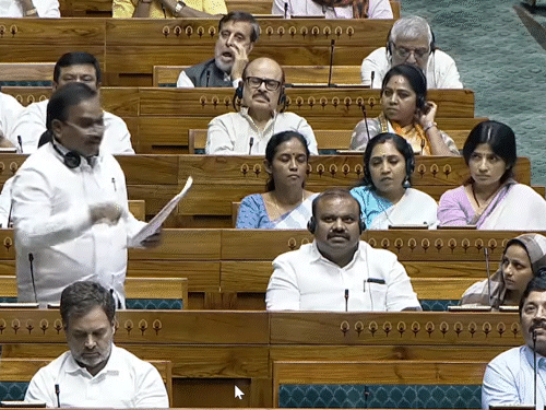 लोकसभा में DMK 22 सांसदों के साथ चौथे नंबर की विपक्षी पार्टी है। इसलिए उनके सांसदों की सिटिंग अरेंजमेंट कांग्रेस, टीएमसी और सपा के साथ किया गया। - Dainik Bhaskar