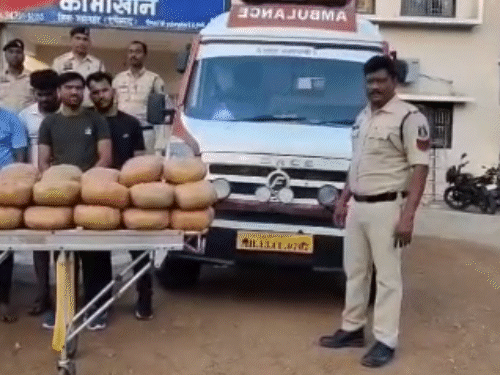 महाराष्ट्र पासिंग गाड़ी से गांजे की तस्करी की जा रही थी।