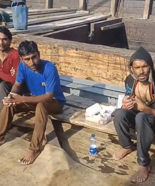 तस्वीर बचाए गए क्रू मेंबर्स की है। घायलों का मौके पर ही प्राथमिक उपचार किया गया।