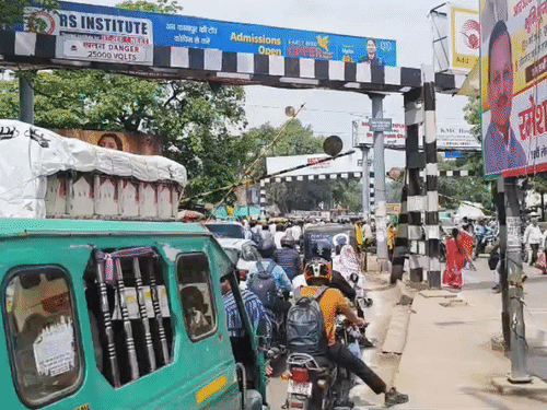 जरीब चौकी क्रॉसिंग बंद होती है तो यहां लंबा जाम लग जाता है।