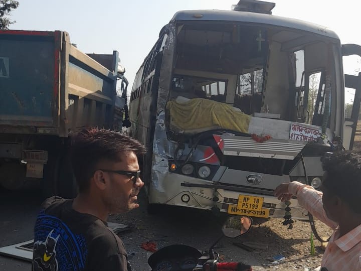 यात्री बस रीवा से शहडोल होते हुए महेंद्रगढ़ जा रही थी।