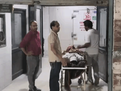 शव को मोर्चरी में रखवाते परिजन।