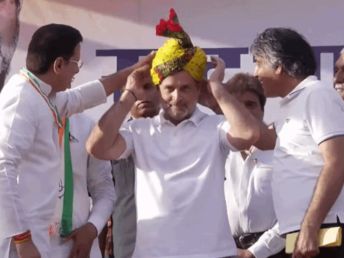 राज्यसभा सांसद रणदीप सुरजेवाला ने पगड़ी पहनाकर राहुल गांधी का स्वागत किया।