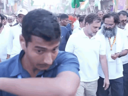 सद्भावना यात्रेत चालताना राहुल गांधी, बृजेंद्र सिंह आणि राव नरेंद्र सिंह.