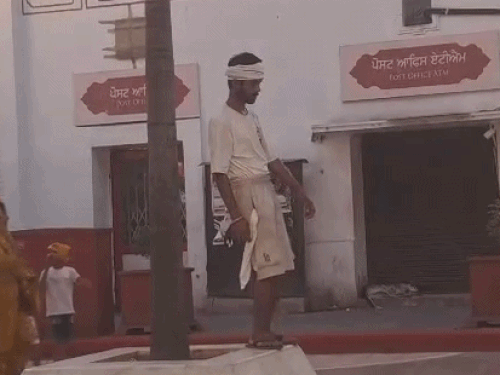 युवक बार-बार लड़खड़ाकर गिरने की स्थिति में पहुंच रहा था।