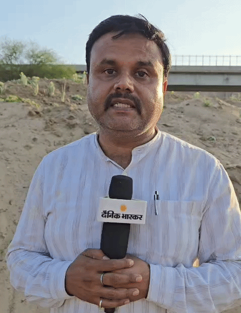 डंप अवैध रेत के टीलों तक पहुंचा भास्कर रिपोर्टर।