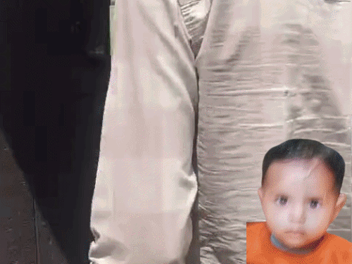 कमरे के भीतर इस चारपाई पर सो रहे थे मां और दोनों बेटे। इनसेट में आयुष की फाइल फोटो। - Dainik Bhaskar