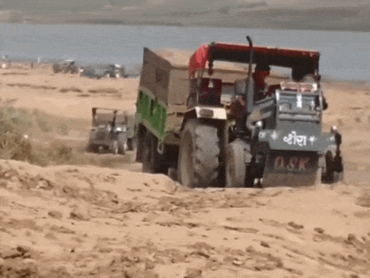 घाटों पर अब भी बिना किसी डर के अवैध खनन जारी है।