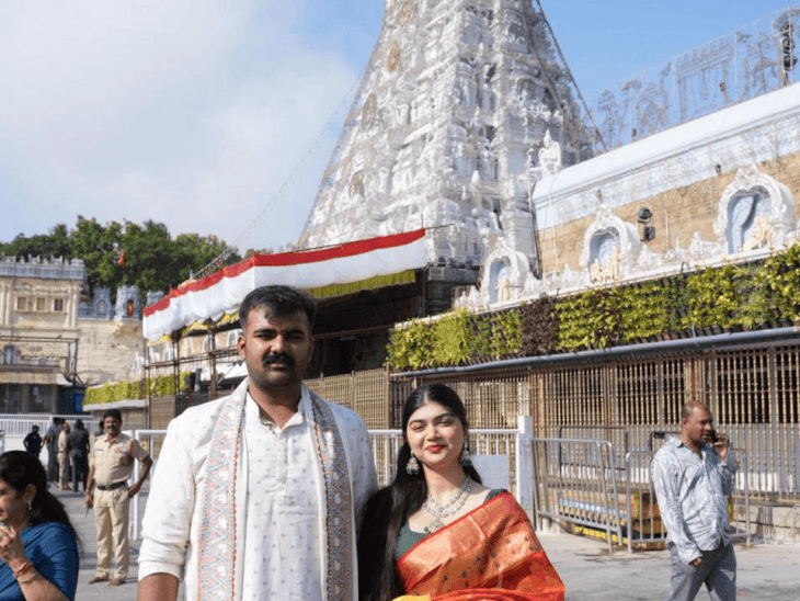 तिरुपति बालाजी मंदिर परिसर में मंत्री प्रहलाद पटेल के नवविवाहित बेटा-बहू और परिवारजन