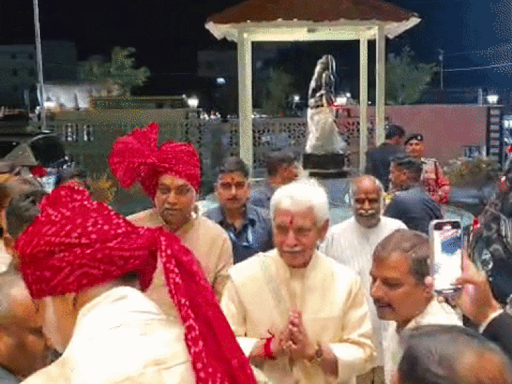 जम्मू कश्मीर के उप राज्यपाल मनोज सिन्हा का स्वागत करते प्रहलाद पटेल।