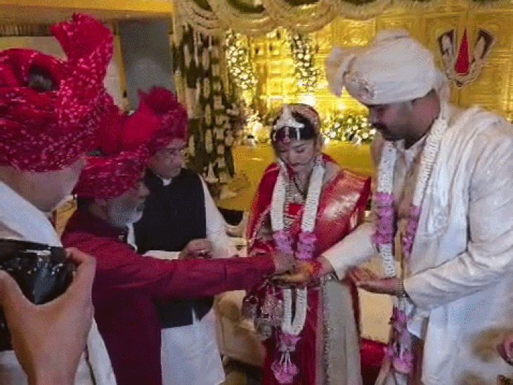 प्रबल और हिमांशी को आशीर्वाद देते रिश्तेदार।