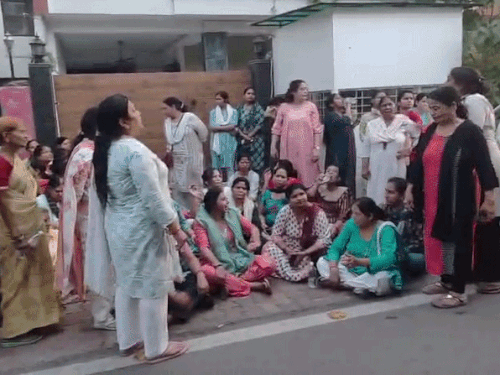Meerut Women Protest State Minister Home Gherao | Vidhayak Ji Bahar Aao Slogans