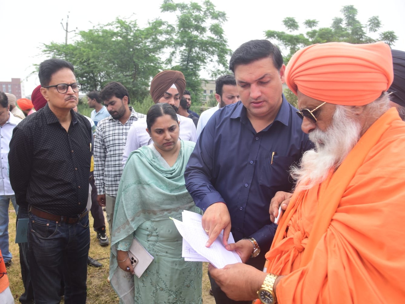 जालंधर के प्रशासनिक अधिकारियों से बात करते संत सीचेवाल।