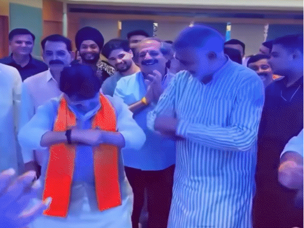 प्रहलाद पटेल के बेटे की शादी में मंत्री कैलाश विजयवर्गीय डांस करते हुए।