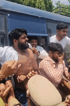 कार्यकर्ताओं को पुलिस ने गाड़ी में बैठाकर धरना स्थल इको गार्डन भेज दिया।