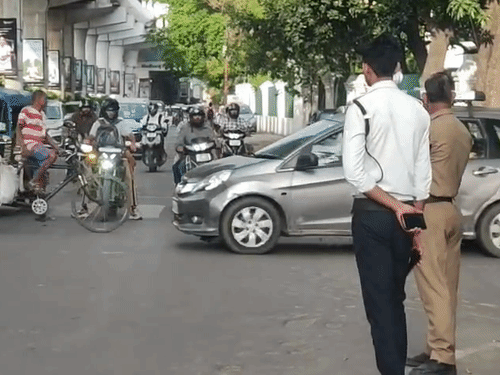 पुलिस ने जरीब चौकी की ओर वाहनों की आवाजाही आज रोकी है।