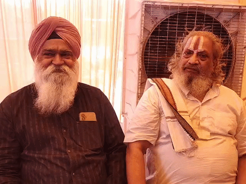 इस्तियाक अहमद, पादरी ए गिलबर्ट पादरी संजय एल्विन, पादरी जितेंद्र सिंह, सरदार नीतू सिंह, महंत कृष्णदास महाराज मंच पर मौजूद रहे।