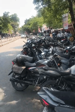 कोर्ट परिसर के आसपास चैंबर के अलावा बाइक भी अवैध रूप से खड़ी रहती हैं।