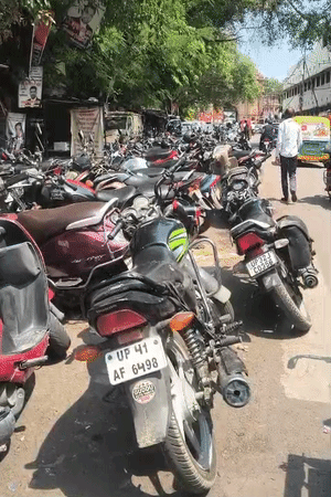 सड़क किनारे खड़ी गाड़ियों की वजह से भी रास्ता जाम होता है। कुछ गुमटीनुमा चैंबर भी वकीलों के बने हैं।