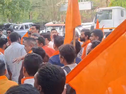 रायपुर में विवादित पोस्ट के विरोध में हिंदू संगठन ने थाने का घेराव किया।