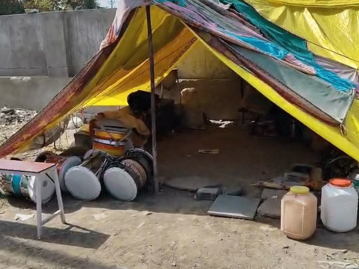 इसी अस्थायी टेंट के बाहर 2 साल की बच्ची पिता के साथ सो रही थी।