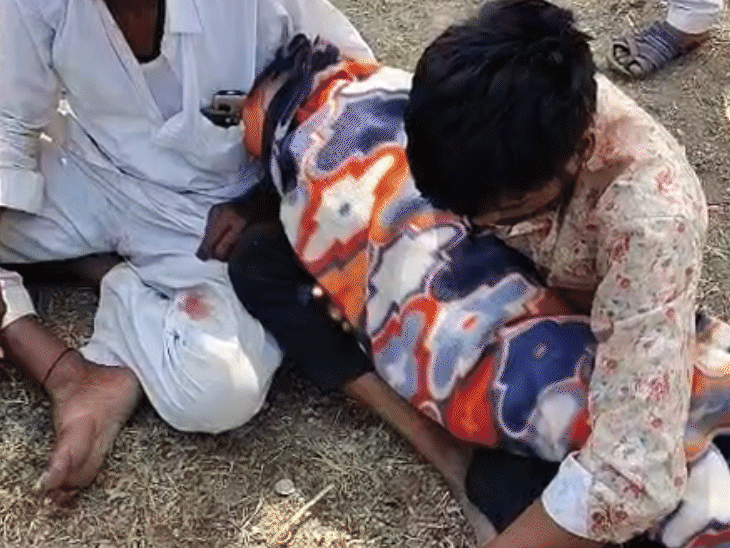 बेटी की मौत के बाद उसके शव को गोद में लेकर रोते हुए पिता।
