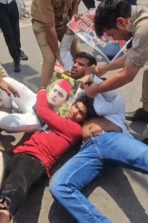 प्रदर्शन करने पहुंचे सपा कार्यकर्ताओं के हाथ में स्लोगन लिखी तख्तियां और सपा प्रमुख अखिलेश यादव की तस्वीर थी।