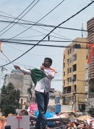 छात्रा नेता दिलीप तिरंगा लहराकर अभ्यर्थियों का साथ नारेबाजी करते हुए।