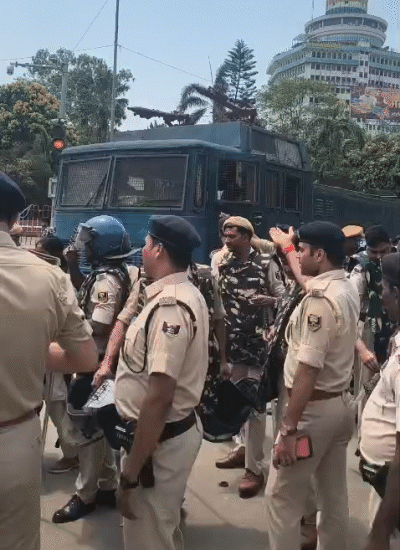 छात्रों को रोकने के लिए वाटर कैनन मंगवाई गई थी।