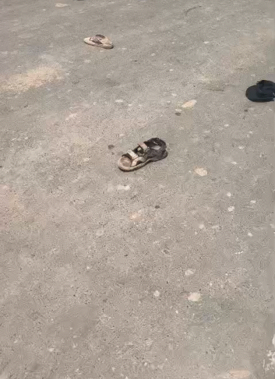 लाठीचार्ज के बाद सड़क पर बिखरे कैंडिडेट्स के जूते-चप्पल।