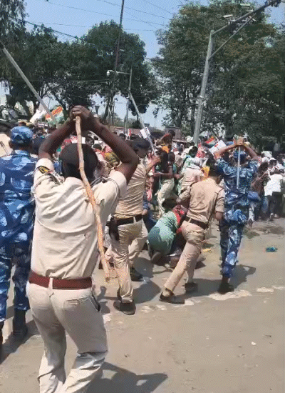 कैंडिडेट्स को सड़क पर दौड़ा-दौड़ाकर पीटती पटना पुलिस।