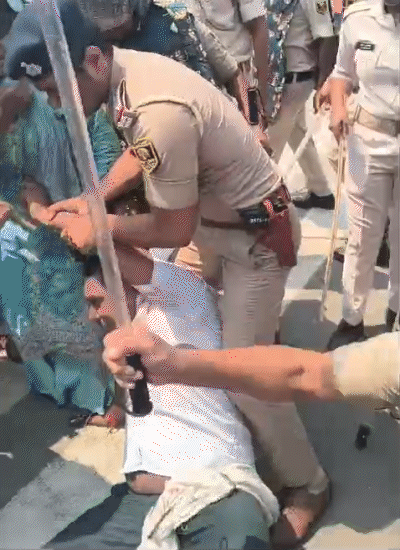 महिला कैंडिडेट को पुलिस वालों ने पैरों से कुचला।