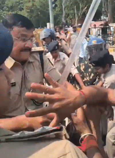 कैंडिडेट को लाठियों से पीटती पुलिस।