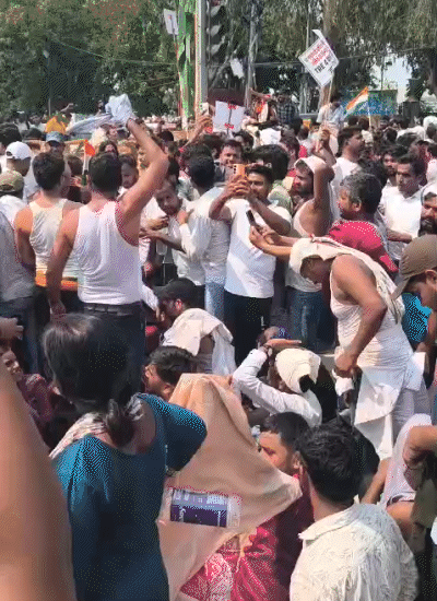 लाठीचार्ज के बाद अभ्यर्थियों ने कपड़े उतार कर प्रदर्शन किया।
