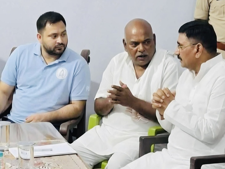 राजबल्लभ यादव के बेटे का निधन होने पर तेजस्वी यादव उनके घर गए थे।