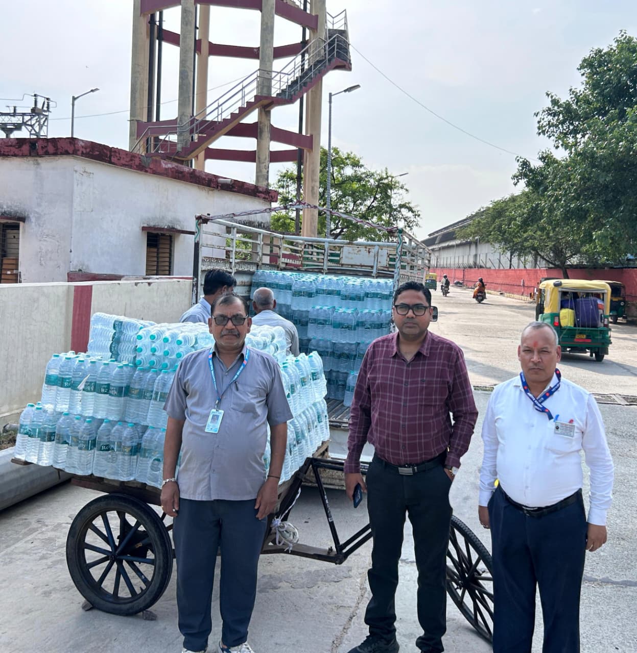 गोरखपुर रेलवे स्टेशन पर जब्त हुई अनधिकृत पानी की बोतलें, पहले भी पकड़ा जा चुका है