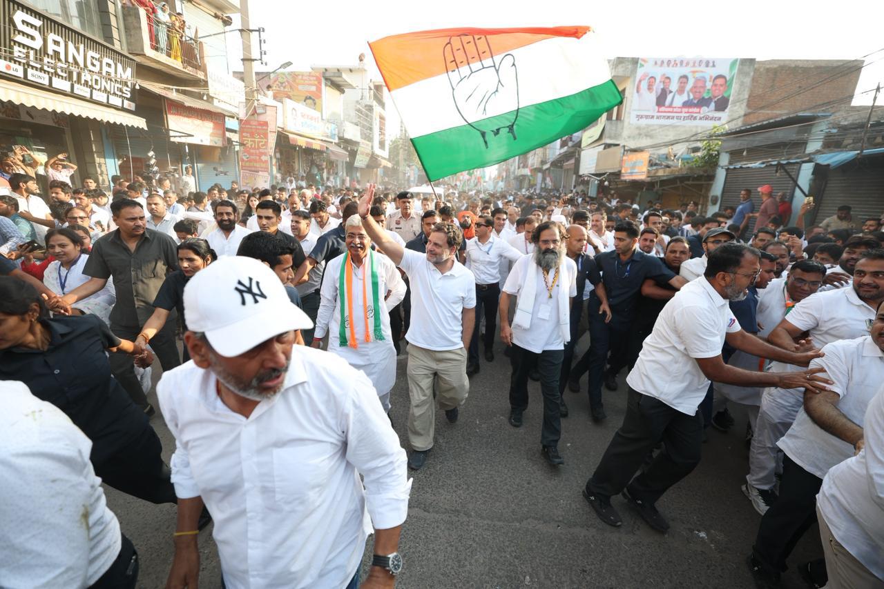 राहुल गांधी सद्भाव यात्रा में एक किलोमीटर पैदल चले।