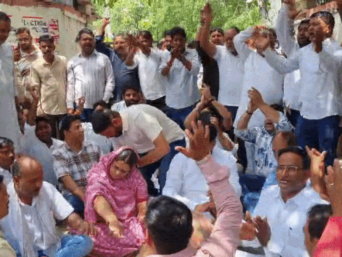 कांग्रेस ने आक्रोश रैली निकालने के बाद प्रदर्शन किया।
