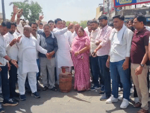 गैस सिलेंडर की कालाबाजारी का आरोप लगाते हुए सड़क पर रैली निकाली।