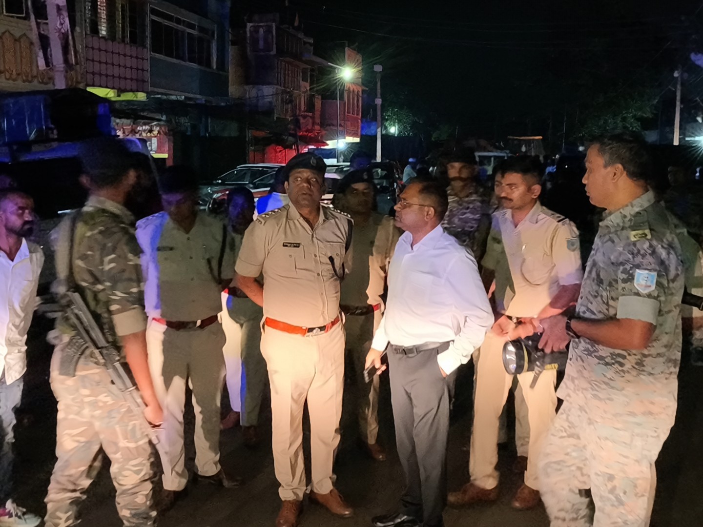 एसपी रात करीब दो बजे तक मौके पर डटे रहे। पूरे घटनाक्रम की निगरानी करते रहे।