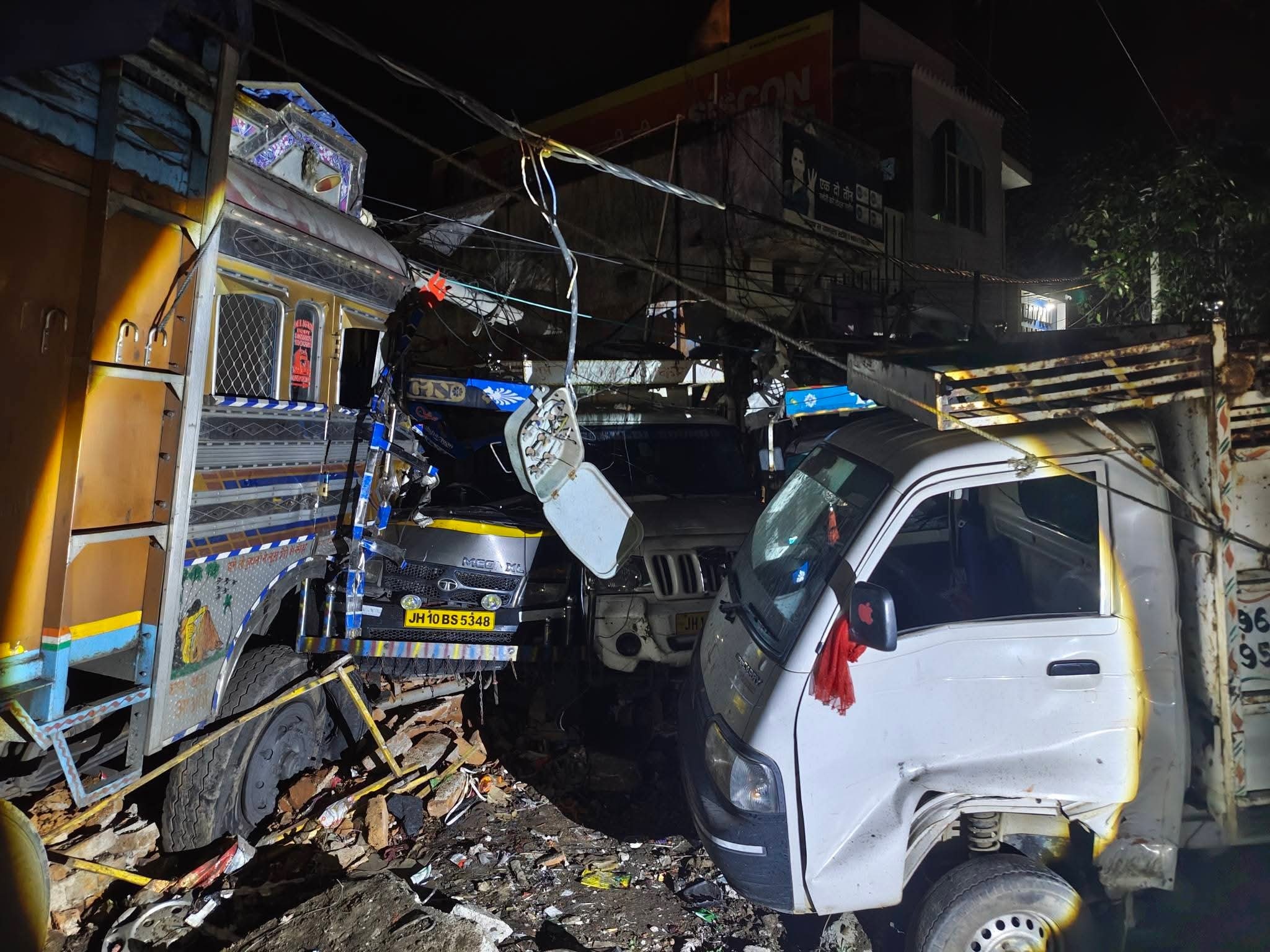 डुमरी की ओर से आ रहा तेज रफ्तार ट्रक अचानक अनियंत्रित हो गया था।