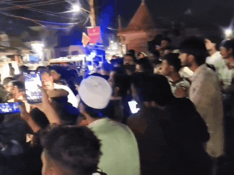 मौके पर घटनाक्रम के वक्त सैकड़ों की भीड़ इकट्ठा हो गई