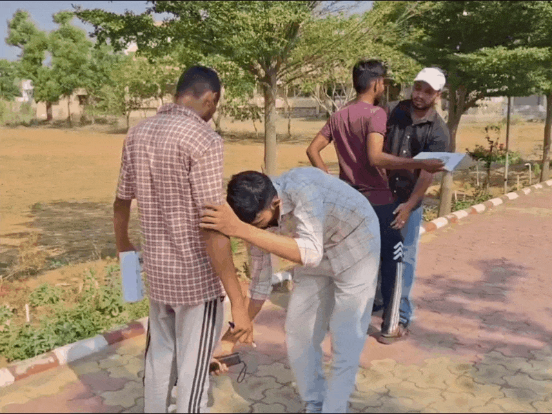 परीक्षार्थियों की जांच करते हुए