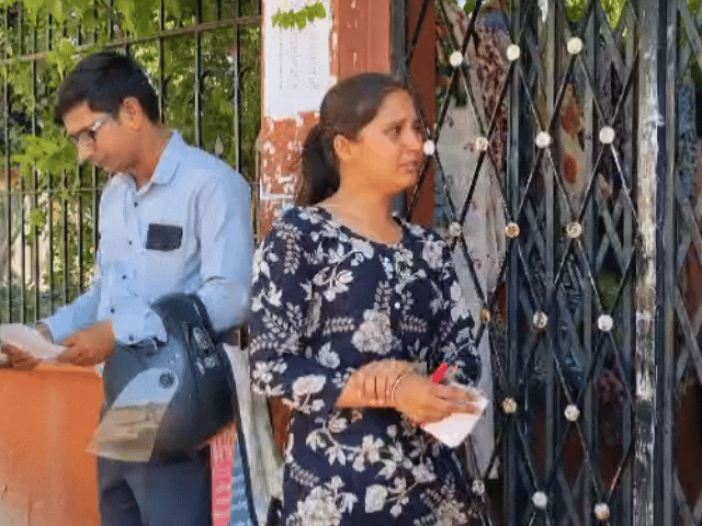 सेंटर पर देरी से पहुंची अभ्यर्थी रोते हुए।