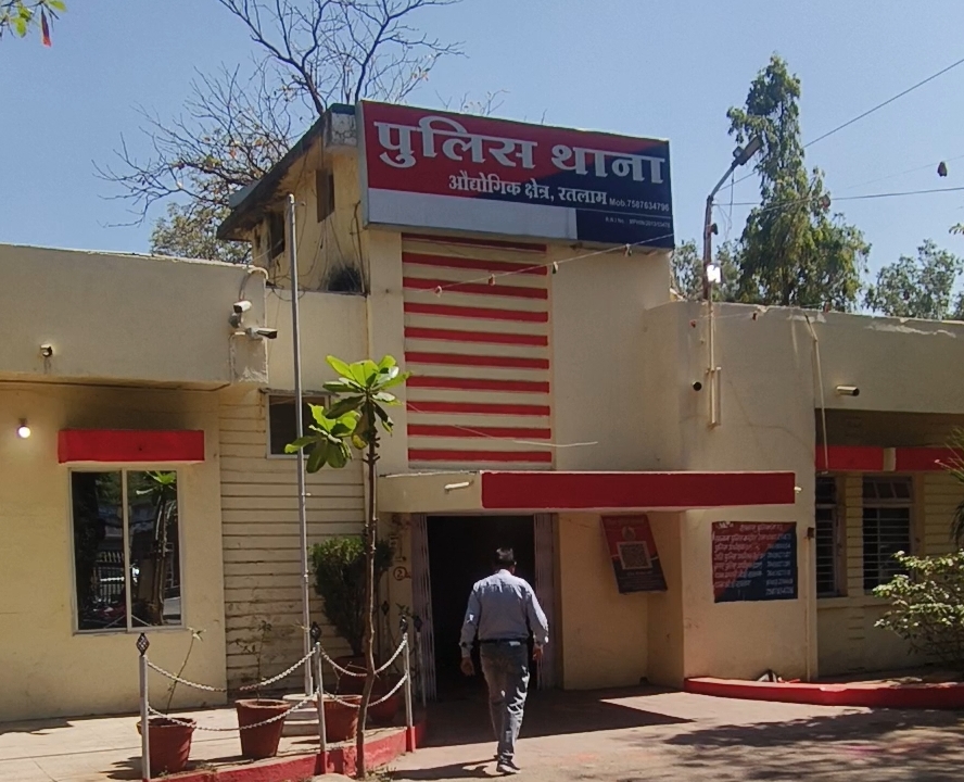 छिंदवाड़ा में पटवारी के खाते से उड़े 2.93 लाख:  ना कोई कॉल आया, और कोई ओटीपी; 3 बार में ट्रांसफर की गई जीपीएफ की राशि – Ratlam News