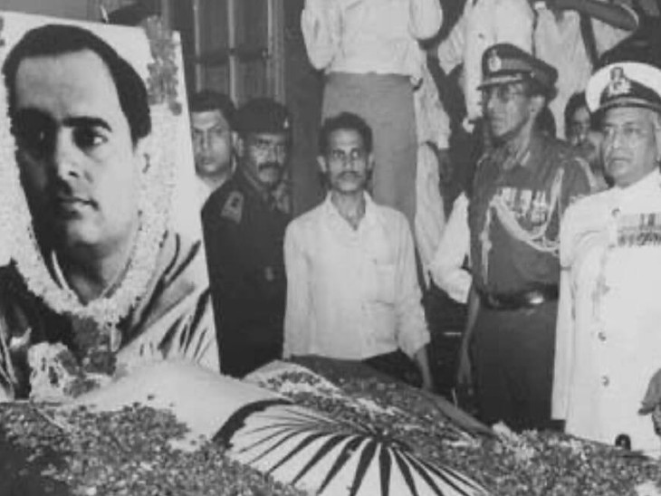 यह तस्वीर राजीव गांधी की हत्या के बाद अगले दिन की है। उनका शव तमिलनाडु से दिल्ली लाया गया था, जहां उनका अंतिम संस्कार हुआ था।