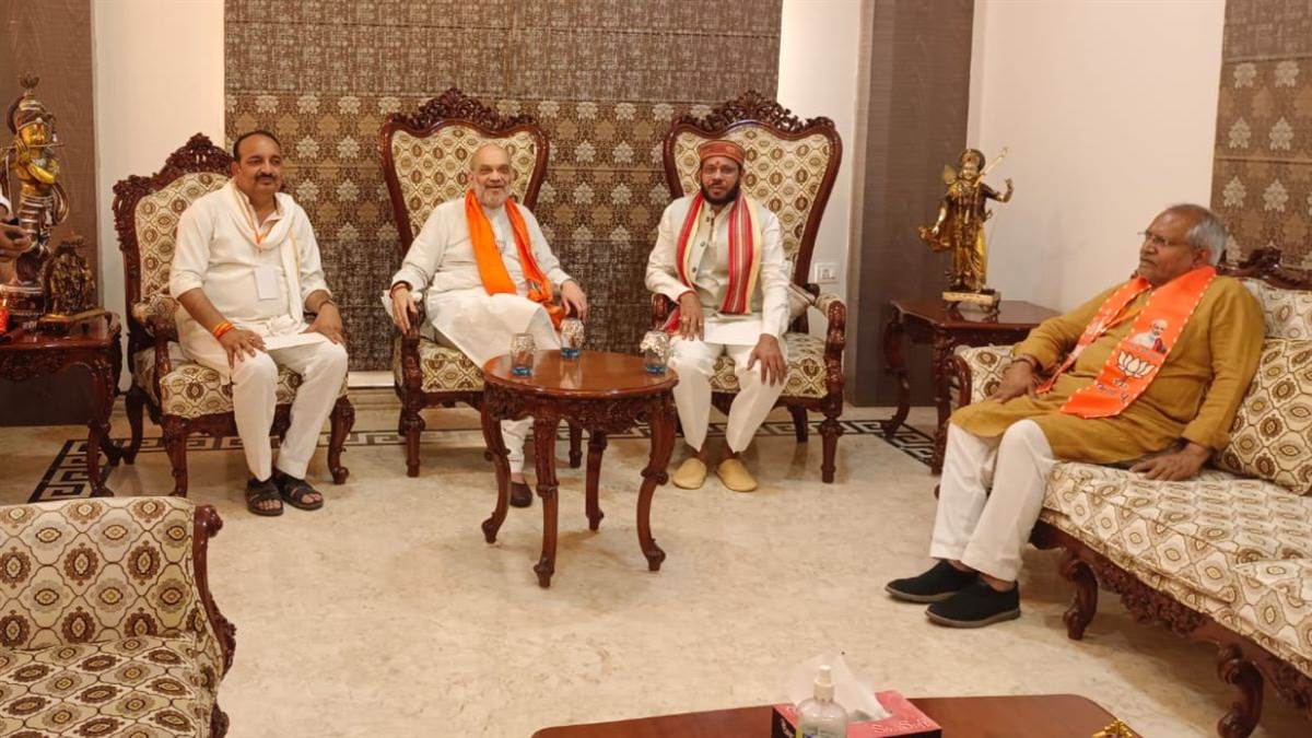 यह 12 मई, 2024 की तस्वीर है। जब गृहमंत्री अमित शाह सपा विधायक मनोज पांडेय के घर रायबरेली पहुंचे थे।