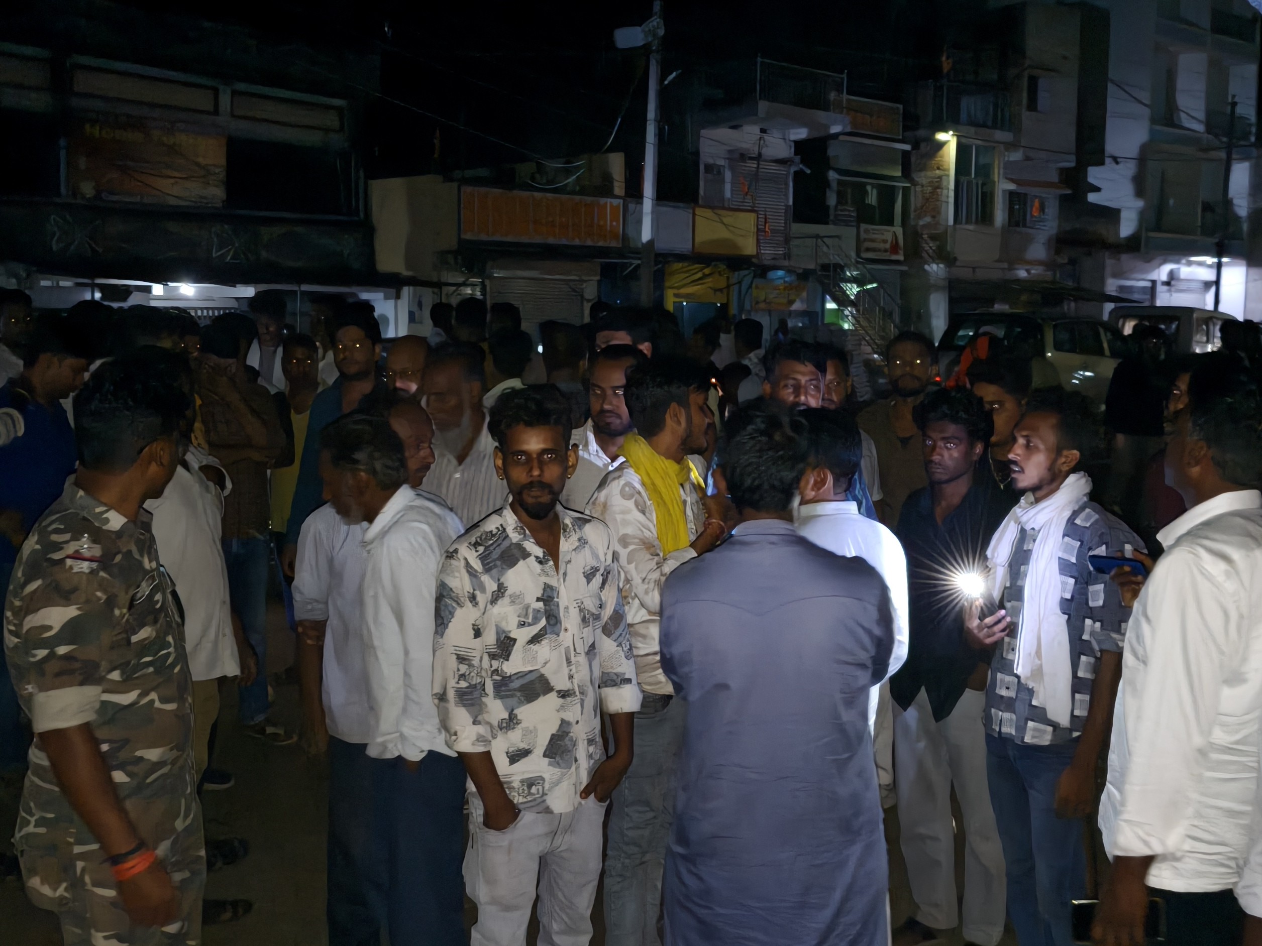 लोगों का कहना है कि इसरी बाजार हमेशा भीड़भाड़ वाला इलाका रहता है, इसके बावजूद भारी वाहनों के प्रवेश पर कोई सख्त नियंत्रण नहीं है।