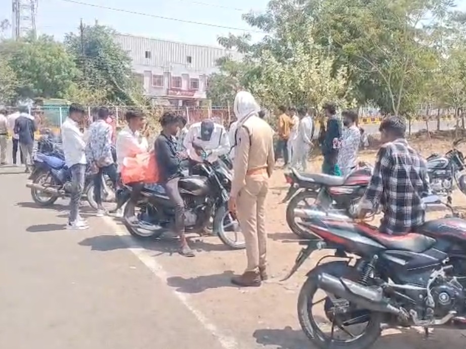 धार में बिना हेलमेट और सीट बेल्ट वालों पर सख्ती:  2710 चालकों पर कार्रवाई, 10.85 लाख रुपए जुर्माना वसूला – Dhar News