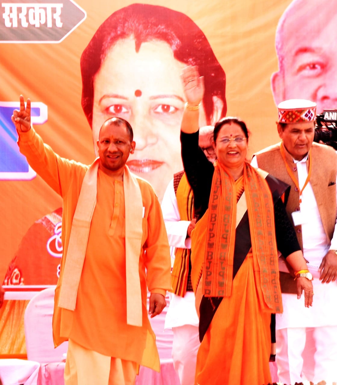सीएम योगी के साथ की यह तस्वीर आशा मौर्या ने अपने फेसबुक पेज के कवर लगा रखी है।